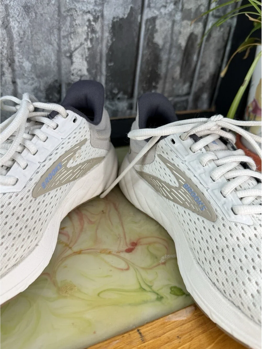 Brooks 1204031B131 Women’s White/Gray/Beige Low Top Lace-Up Logo Mesh Rubber